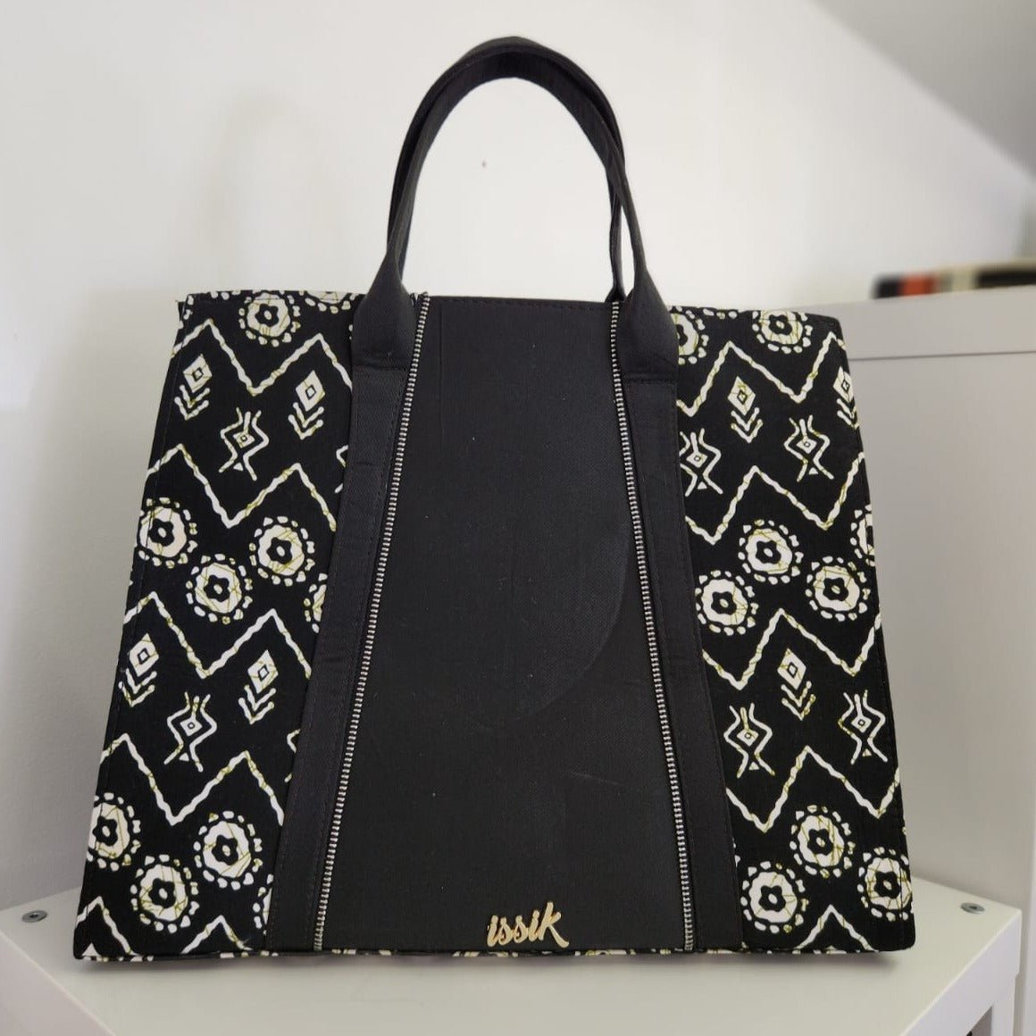 Black & White Shopping Handbag - House of Prints